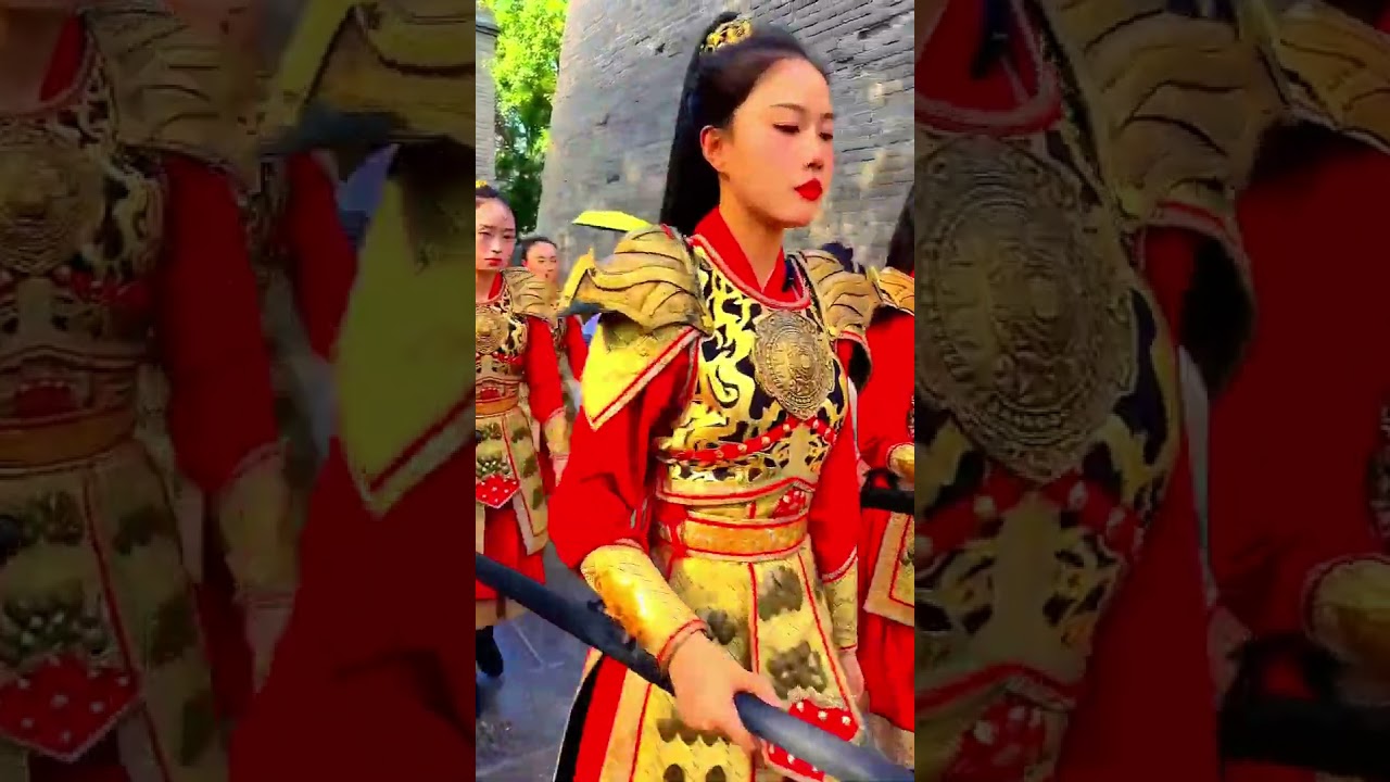 转而将目光